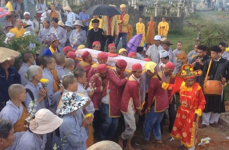 Nghi thức hạ hueeyst trong phong tục tang lễ Việt Nam